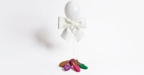 paires de chaussures roses, vertes, violettes sur fond blanc avec un ballon accroché de la marque Tod"s