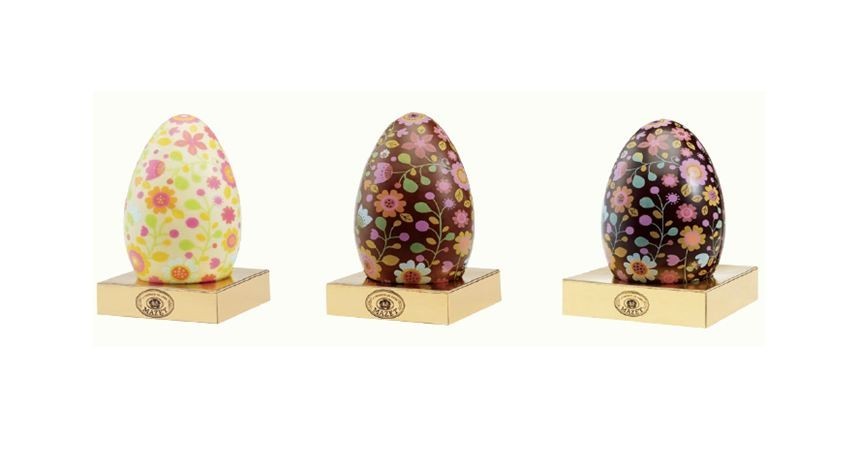 Oeuf en chocolat avec des oreilles de lapin sur fond vert