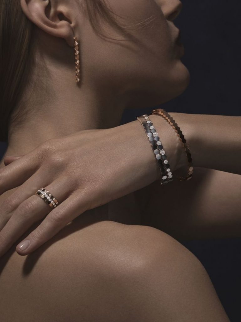 Joyas, anillos y pulseras sofisticados y de moda para mujer